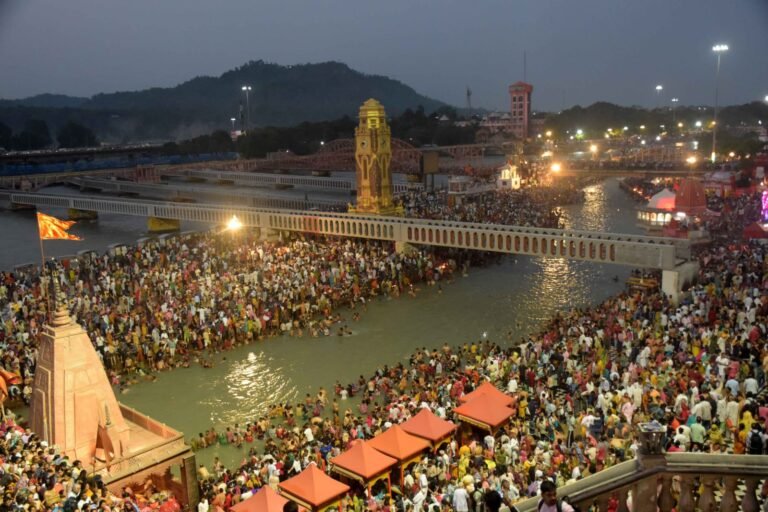 “सोमवती अमावस्या पर हरिद्वार बना आस्था का महासागर: 76.50 लाख श्रद्धालुओं ने लगाई गंगा में डुबकी, हर की पैड़ी से घाटों तक उमड़ा जनसैलाब”
