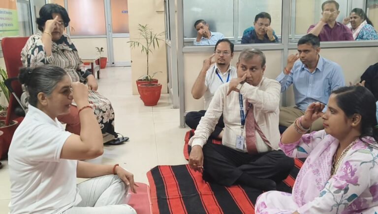 “द न्यू इंडिया इंश्योरेंस कंपनी में योग और आरोग्य का महाकुंभ, डॉ. रुचिता उपाध्याय ने कर्मचारियों को सिखाए तनावमुक्त, स्वस्थ और सफल जीवन के गुर; योग से कार्यक्षमता, मानसिक संतुलन और आपसी समन्वय बढ़ाने का दिया संदेश”