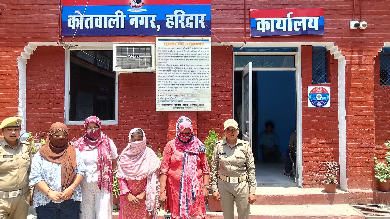“हरिद्वार में सरेआम हाईवोल्टेज ड्रामा! राहगीरों को अपनी ओर आकर्षित करने को लेकर महिलाओं के दो गुटों में जमकर बवाल, हरिद्वार पुलिस ने चार को हिरासत में लिया”