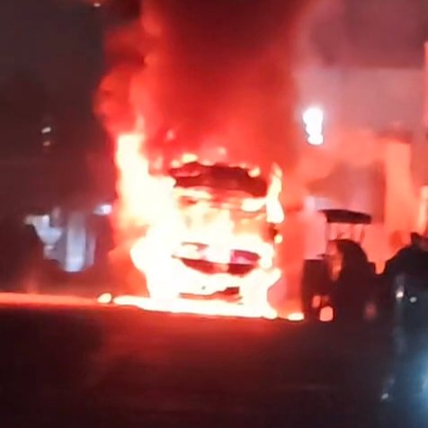 “बहादराबाद में दौड़ती बस बनी आग का गोला! 32 यात्रियों में मची चीख-पुकार, विदेशी नागरिकों के पासपोर्ट-वीजा समेत लाखों का सामान जलकर राख”