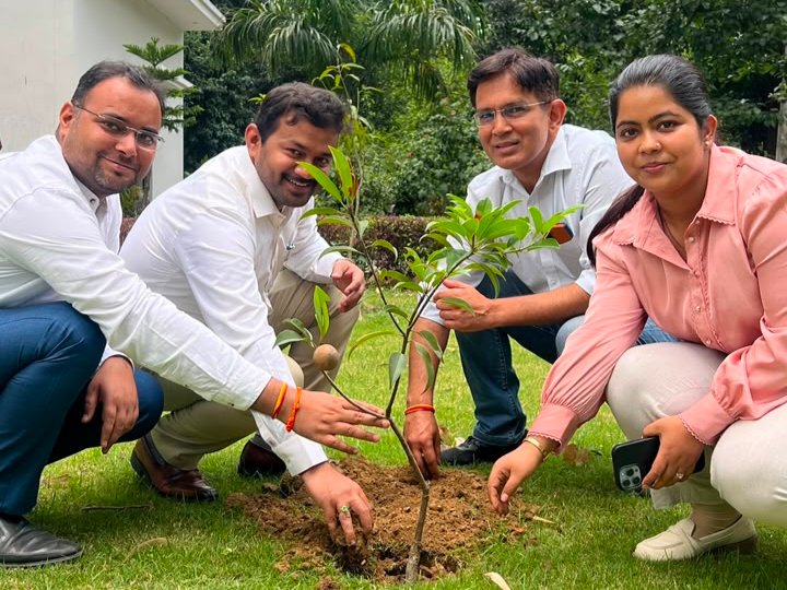 “विश्व पर्यावरण दिवस पर हरित संकल्प: संयुक्त मजिस्ट्रेट दीपक रामचन्द्र शेट ने अधिकारियों संग किया पौधारोपण, दिया पर्यावरण संरक्षण का संदेश”