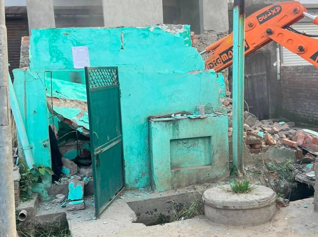 “सीएम हेल्पलाइन की शिकायत पर बड़ी कार्रवाई: झबरेड़ा में सरकारी भूमि पर बनी अवैध मजार ध्वस्त, प्रशासन ने अतिक्रमणकारियों को दिया सख्त संदेश”