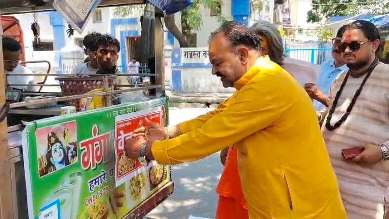 “हरिद्वार में खाने के नाम पर नया विवाद, संत समाज बोला— ‘वेज बिरयानी’ नहीं ‘वेज पुलाव’ लिखें दुकानदार; शहरभर में लगाए जा रहे स्टिकर”