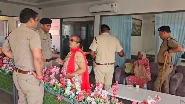 “सोमवती अमावस्या की लाखों की भीड़ में बिछड़ीं “बुढ़ी मम्मा”, हरिद्वार पुलिस बनी सहारा; अपनों से मिलते ही छलके खुशी के आंसू”