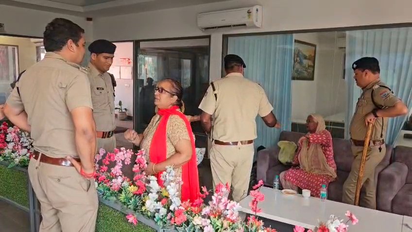 “सोमवती अमावस्या की लाखों की भीड़ में बिछड़ीं “बुढ़ी मम्मा”, हरिद्वार पुलिस बनी सहारा; अपनों से मिलते ही छलके खुशी के आंसू”
