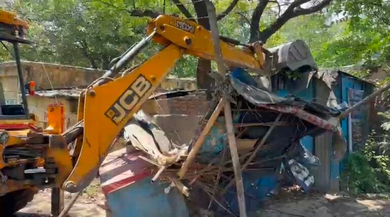 “कांवड़ और कुंभ से पहले हरिद्वार में एक्शन मोड में प्रशासन, नगर मजिस्ट्रेट हर गिरी के नेतृत्व में रेलवे भूमि से हटाई गईं दर्जनों अवैध झुग्गियां”
