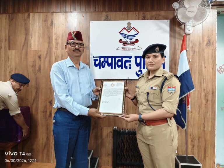 “चम्पावत पुलिस के तीन कर्मठ अधिकारियों को सम्मानपूर्ण विदाई, एसपी रेखा यादव ने किया सम्मानित”