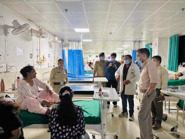 “कोरोनेशन अस्पताल में डीएम डॉ. आशीष चौहान का औचक निरीक्षण, ICU में बंद मिला AC, गंदगी और लापरवाही पर भड़के… लावारिस मरीज को दिलाया तत्काल उपचार, अधिकारियों को दिए सख्त कार्रवाई के निर्देश”