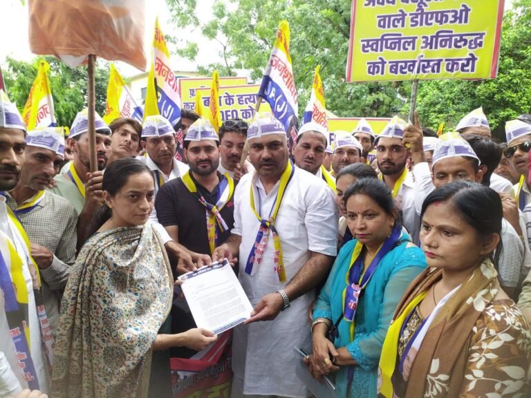“हरिद्वार में DFO स्वप्निल अनिरुद्ध के खिलाफ जनाक्रोश फूटा, जन अधिकार पार्टी ने किया पुतला दहन, राज्यपाल से बर्खास्तगी की मांग”