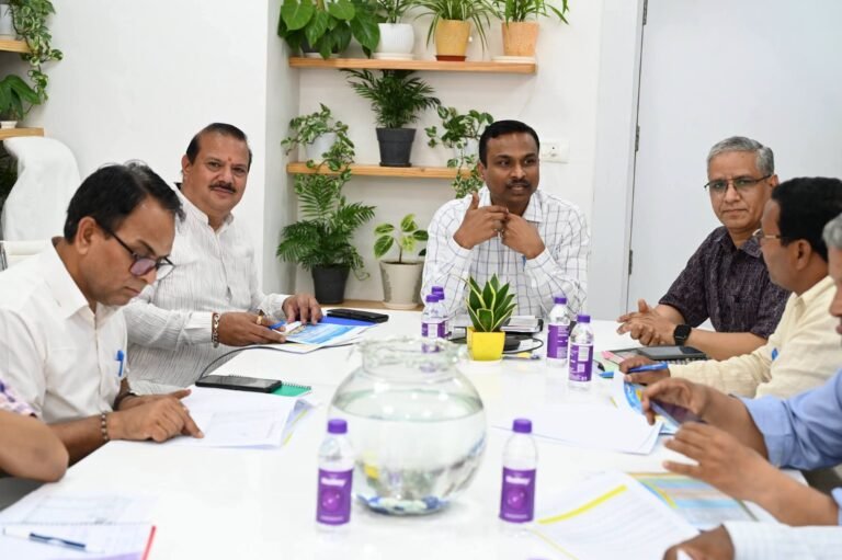 “SIR पर चुनाव आयोग की बड़ी बैठक: 71 लाख मतदाताओं के फॉर्म डिजिटाइज, 8 लाख से ज्यादा ‘अनकलेक्टेड’ श्रेणी में… राजनीतिक दलों से घर-घर सत्यापन में सहयोग की अपील”