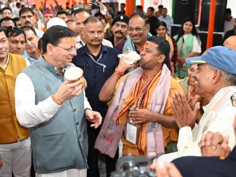 “हर-हर महादेव के जयघोष के बीच टनकपुर से कैलाश मानसरोवर यात्रा का भव्य शुभारंभ, मुख्यमंत्री धामी ने पहले दल को दिखाई हरी झंडी”