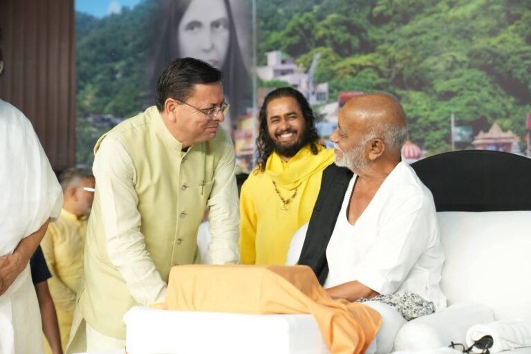 “मोरारी बापू की श्रीराम कथा के समापन में पहुंचे मुख्यमंत्री धामी, बोले— उत्तराखंड बनेगा विश्व की आध्यात्मिक राजधानी, कुंभ-2027 होगा दिव्य, भव्य और सुरक्षित”