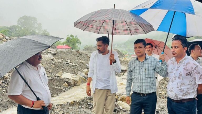 “देहरादून में बारिश का कहर, एक्शन में डीएम डॉ. आशीष चौहान! ग्राउंड जीरो पर पहुंचकर संभाली कमान, बंद सड़कें खुलवाने और लोगों की सुरक्षा के दिए सख्त आदेश”