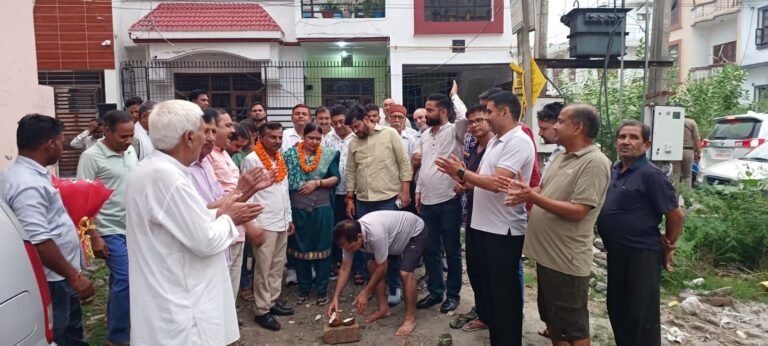 “शिवालिक नगर में विकास की नई रफ्तार! पालिका अध्यक्ष राजीव शर्मा ने वार्ड-6 में सड़क निर्माण का किया शुभारंभ, क्षेत्रवासियों को जल्द मिलेगी जर्जर रास्तों से राहत”
