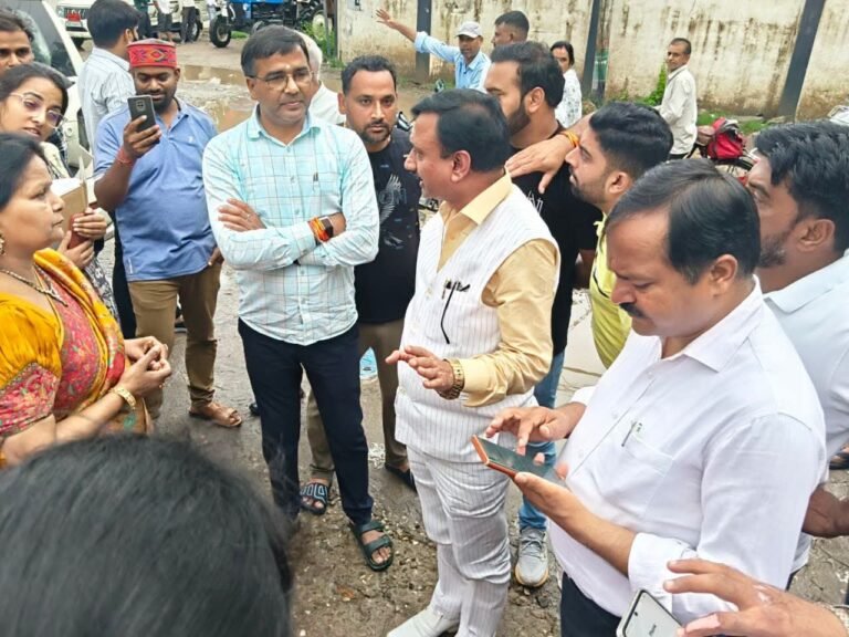 “सलेमपुर की बदहाल सड़क पर मेयर-विधायक का एक्शन, 6 करोड़ के पुनर्निर्माण प्रस्ताव से जगी उम्मीद; जलभराव और गड्ढों से जल्द मिलेगी राहत”
