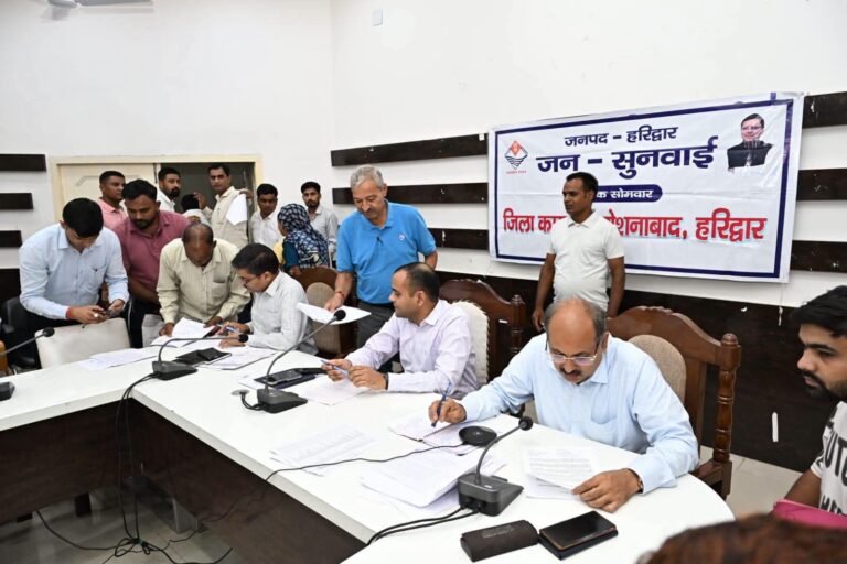 “डीएम मयूर दीक्षित की जनसुनवाई में 100 शिकायतें, 55 का मौके पर निस्तारण; लापरवाह अधिकारियों को सख्त चेतावनी, फरियादियों को वितरित किए फलदार पौधे”