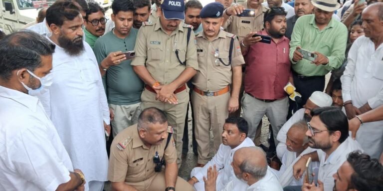 “बिजली कटौती और स्मार्ट मीटर के विरोध में कांग्रेस का प्रदर्शन, अधिकारियों से तीखी नोकझोंक के बाद माफी पर खत्म हुआ धरना”
