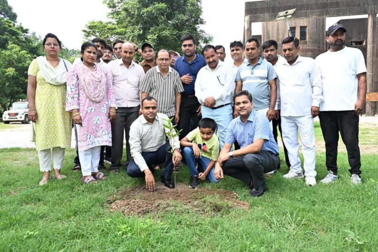 “हरेला पर डीएम मयूर दीक्षित का हरित संदेश: अमरूद का पौधा लगाकर बोले—’हर घर, हर आंगन में हो एक पेड़'”