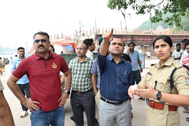 “कांवड़ मेले से पहले डीएम का ताबड़तोड़ एक्शन! पंतद्वीप पार्किंग में गंदगी और अतिक्रमण पर ठेकेदार पर ₹1 लाख का जुर्माना”