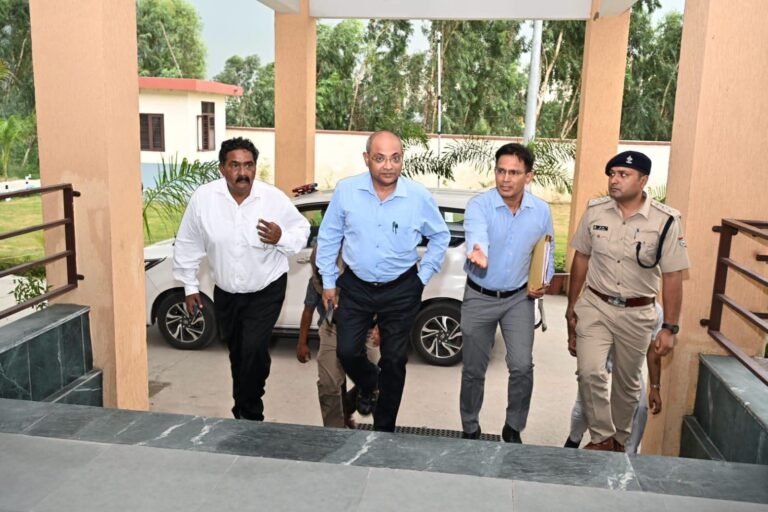“भगवानपुर तहसील में आयुक्त आनंद स्वरूप का सख्त एक्शन! बोले—जनता को न करें परेशान, सरकारी जमीन पर अतिक्रमण बिल्कुल बर्दाश्त नहीं”