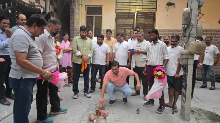 “शिवालिक नगर में विकास की गूंज! अध्यक्ष राजीव शर्मा ने एक साथ कई सड़क निर्माण कार्यों का किया शुभारंभ, जनता को मिलेगी बेहतर सुविधा”