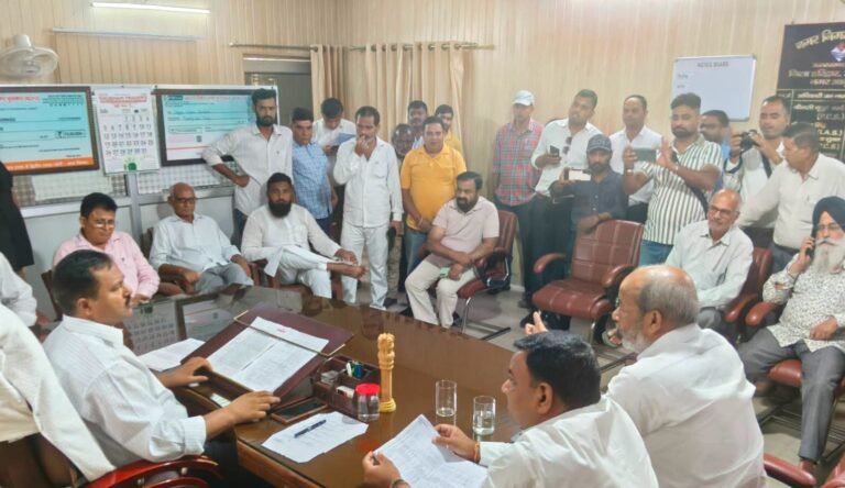“यूजर चार्ज पर फूटा जनता का गुस्सा! रुड़की में कांग्रेस का नगर निगम पर हल्ला बोल, तालाबंदी की खुली चेतावनी”