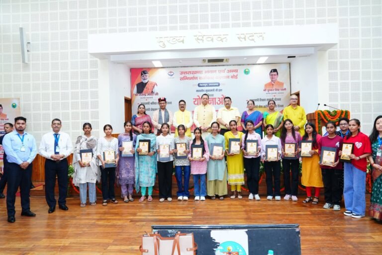 “श्रमिकों के लिए धामी सरकार का बड़ा तोहफा! कल्याणकारी योजनाओं की सौगात के साथ 2 मेडिकल मोबाइल वैन लॉन्च, अब दूरदराज में भी मुफ्त स्वास्थ्य जांच और इलाज”