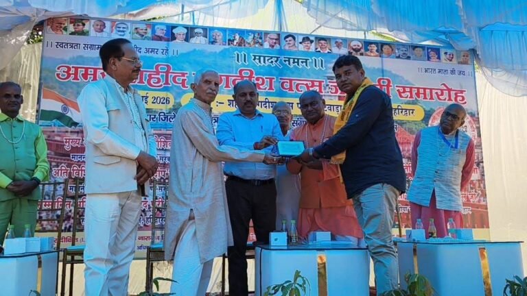 Haridwar:”100 से अधिक स्वतंत्रता सेनानियों की वीरगाथाएं डिजिटल पोर्टल पर पहुंचाने वाले शिक्षक सचिन कुमार सम्मानित, मुख्य विकास अधिकारी डॉ. ललित नारायण मिश्रा ने किया सम्मान”