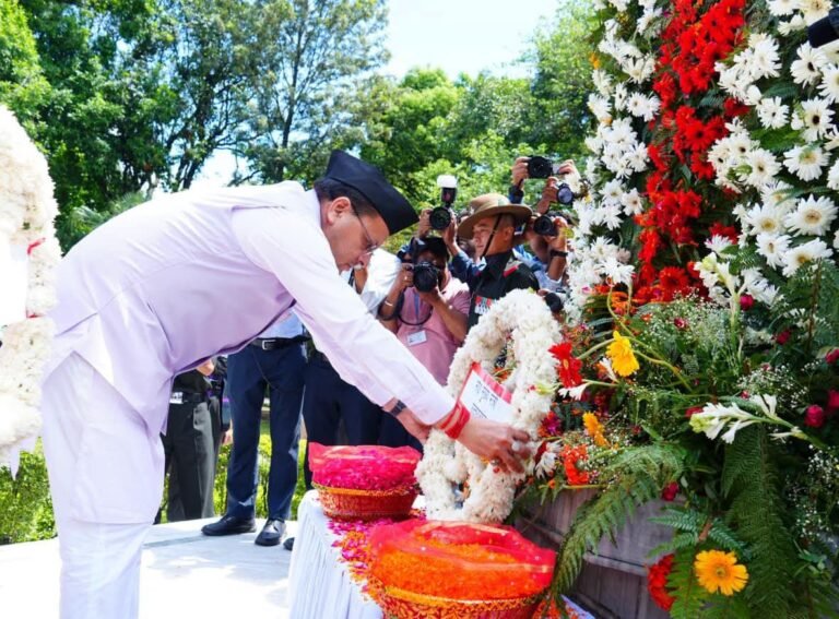 “कारगिल विजय दिवस पर CM धामी का बड़ा ऐलान: परमवीर चक्र विजेताओं की अनुग्रह राशि अब ₹2 करोड़, शहीदों को श्रद्धांजलि देकर बोले—वीरों का शौर्य सदैव देश को देता रहेगा प्रेरणा”