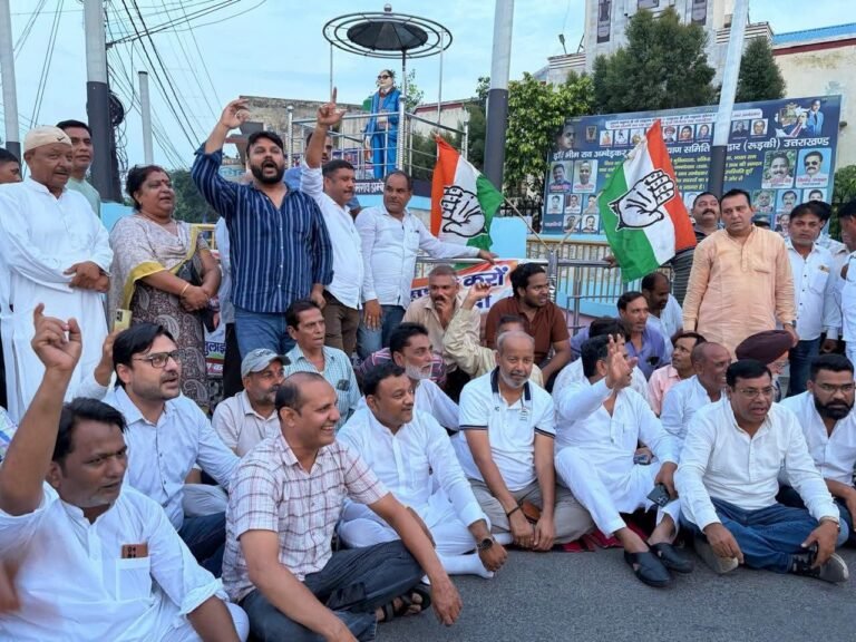 “छात्रों के समर्थन में कांग्रेस का अनशन और कैंडल मार्च, राजेंद्र चौधरी बोले—इस्तीफे से काम नहीं चलेगा, छात्रों से माफी मांगनी होगी”