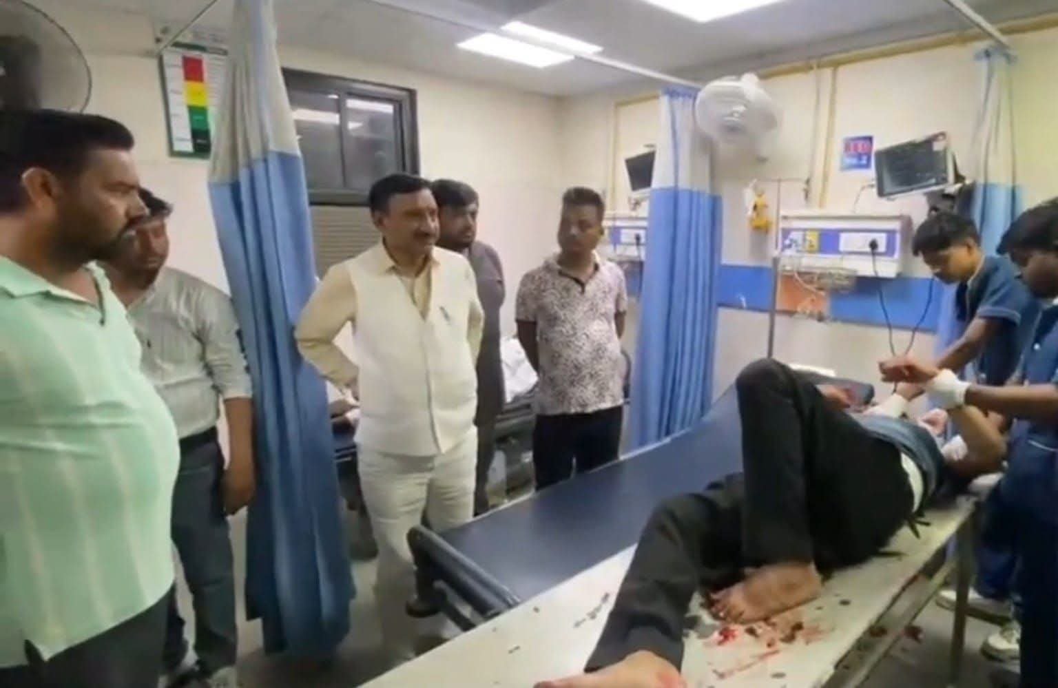Roorkee”हादसे के बाद फरिश्ता बने मेयर प्रतिनिधि ललित मोहन अग्रवाल, घायल रेहड़ी संचालक को खुद अस्पताल पहुंचाकर बचाई जान”