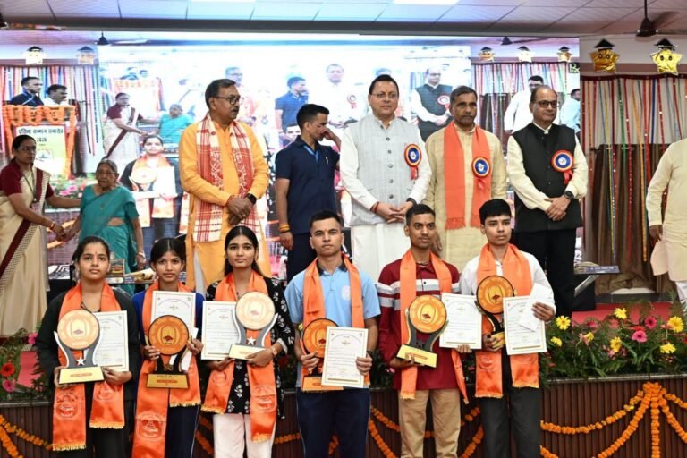 “रुड़की में प्रतिभा सम्मान समारोह: CM धामी ने मेधावी विद्यार्थियों को किया सम्मानित, बोले—युवा शक्ति के दम पर भारत बनेगा विश्वगुरु”