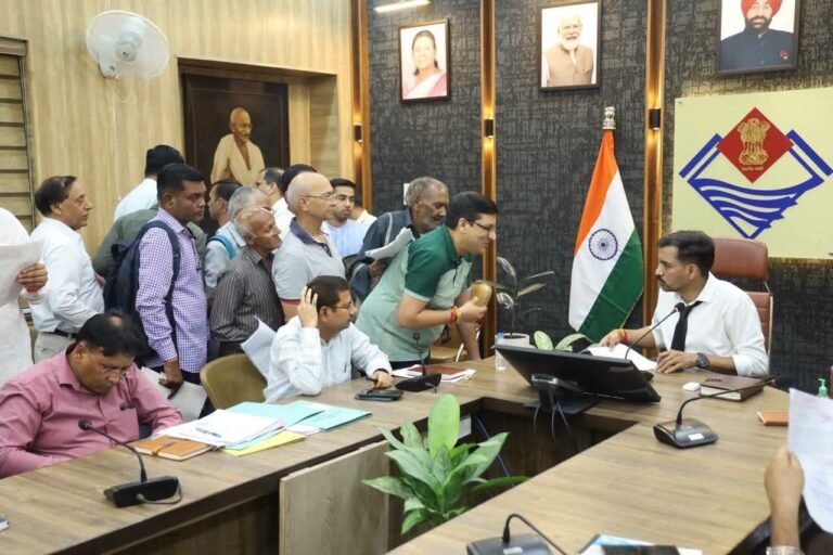 “देहरादून समाधान दिवस में डीएम डॉ. आशीष चौहान का सख्त संदेश—164 शिकायतें सुनीं, बोले जनसमस्याओं के निस्तारण में लापरवाही बिल्कुल बर्दाश्त नहीं”
