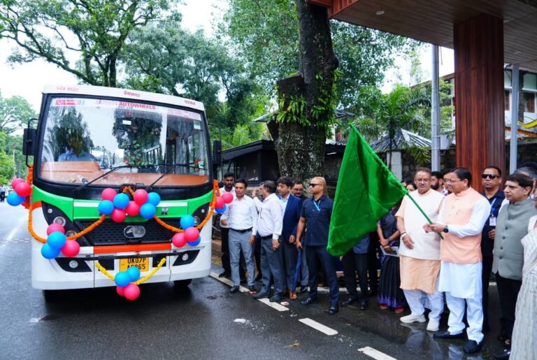 “हरित परिवहन को धामी सरकार का बड़ा बूस्ट! 11 स्वच्छ ईंधन वाहनों को फ्लैग ऑफ, 6 लाभार्थियों को सब्सिडी चेक—उत्तराखण्ड बनेगा स्वच्छ और पर्यावरण-अनुकूल यातायात का मॉडल”