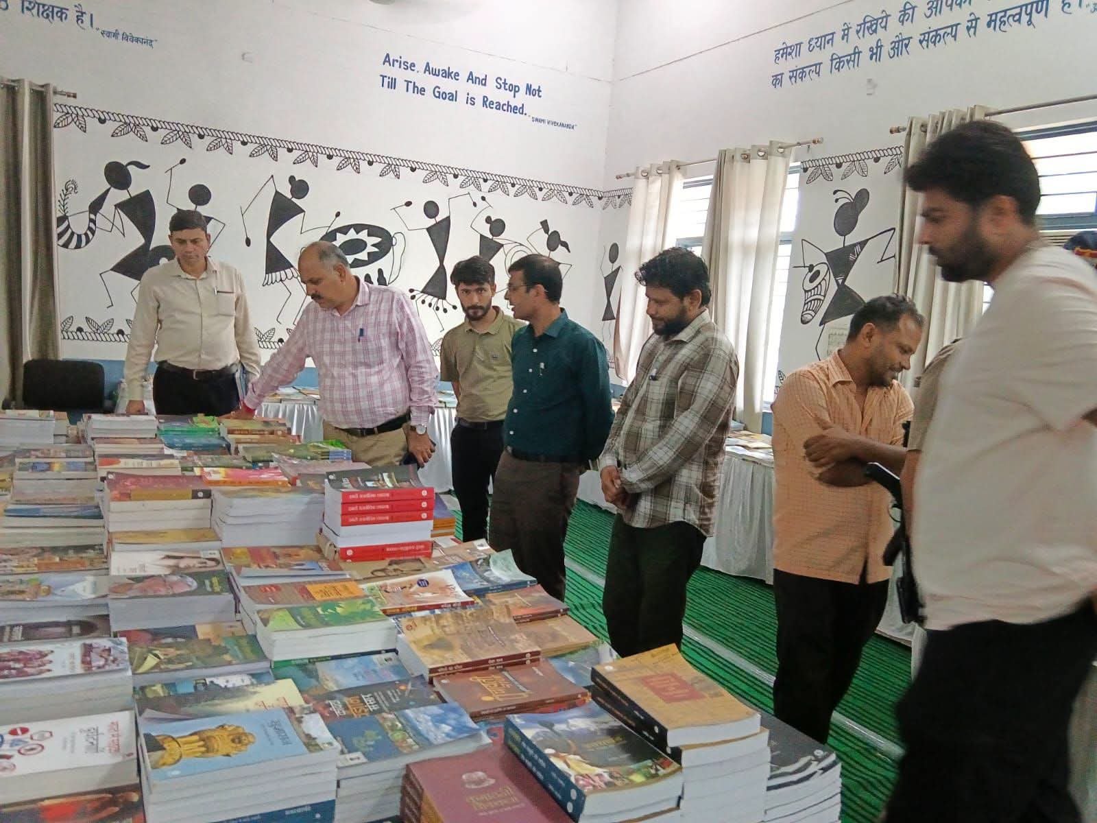 “रुड़की में सजी ज्ञान की किताबों की दुनिया, अफसरों ने कहा—पुस्तक प्रदर्शनियां विद्यार्थियों में जगाती हैं पढ़ने की ललक और बढ़ाती हैं ज्ञान की रोशनी”