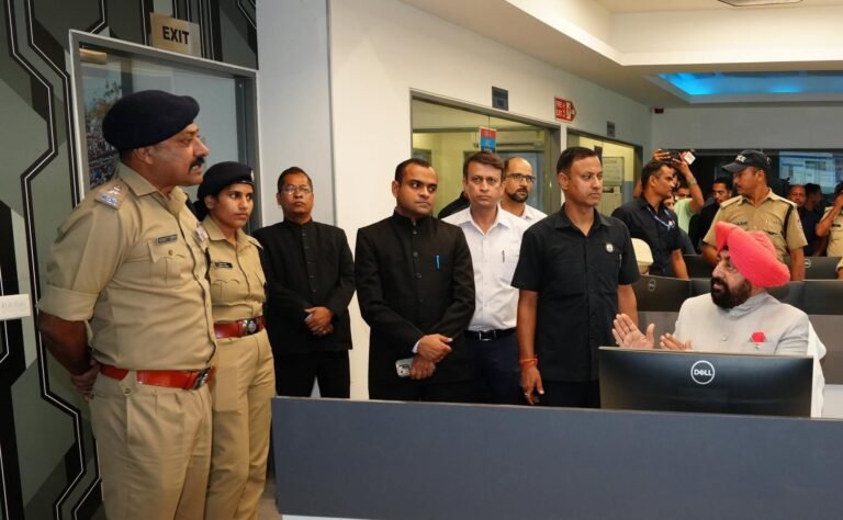 “कांवड़ियों की सुरक्षा पर राज्यपाल का बड़ा फोकस, कंट्रोल रूम पहुंचकर परखी हाईटेक निगरानी व्यवस्था; हरकी पैड़ी पर मां गंगा से की सकुशल यात्रा की कामना”