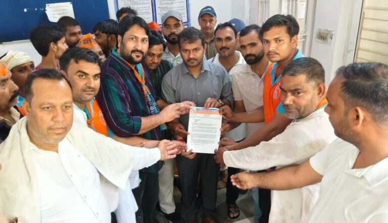 “पेपर लीक पर भड़का सुराज सेवा दल, रुड़की में जोरदार प्रदर्शन; प्रधानमंत्री को ज्ञापन भेज शिक्षा मंत्री के इस्तीफे की उठाई मांग”