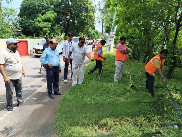 “कांवड़ यात्रा से पहले एक्शन मोड में नगर निगम रुड़की, कांवड़ पटरी मार्ग पर चला महा स्वच्छता अभियान!”