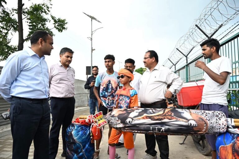 “शिवभक्तों की सेवा में सड़क पर उतरे डीएम मयूर दीक्षित! कांवड़ पटरी मार्ग का किया सघन निरीक्षण, व्यवस्थाओं की हकीकत परखी और दिए सख्त निर्देश”