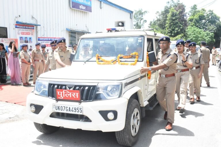 “40वीं वाहिनी पीएसी में भावुक पल: दशकों की ईमानदार सेवा को सलाम, सम्मान के साथ दी गई गौरवपूर्ण विदाई!”