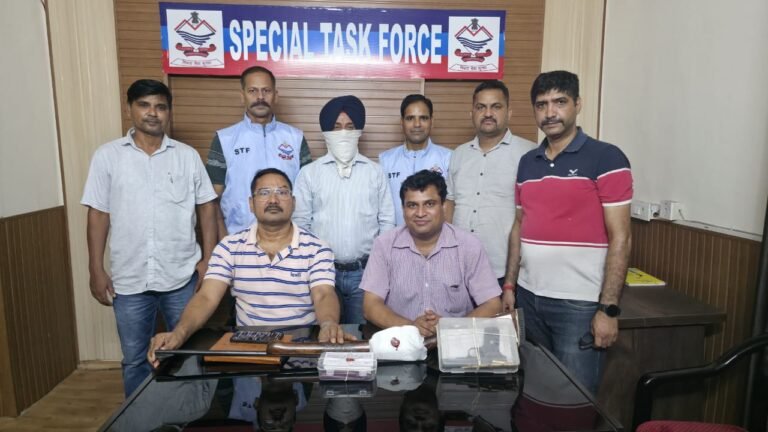 “ऑपरेशन प्रहार: फर्जी शस्त्र लाइसेंस सिंडिकेट पर STF का बड़ा एक्शन, 13वीं गिरफ्तारी, दो हथियार और फर्जी लाइसेंस बरामद”