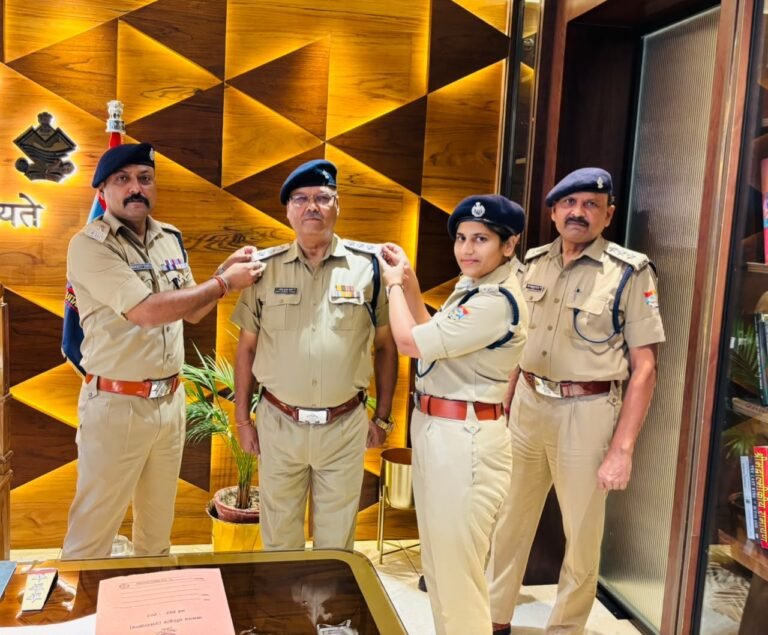“FSO अनिल कुमार त्यागी बने मुख्य अग्निशमन अधिकारी, SSP नवनीत सिंह ने स्टार लगाकर दी बधाई”
