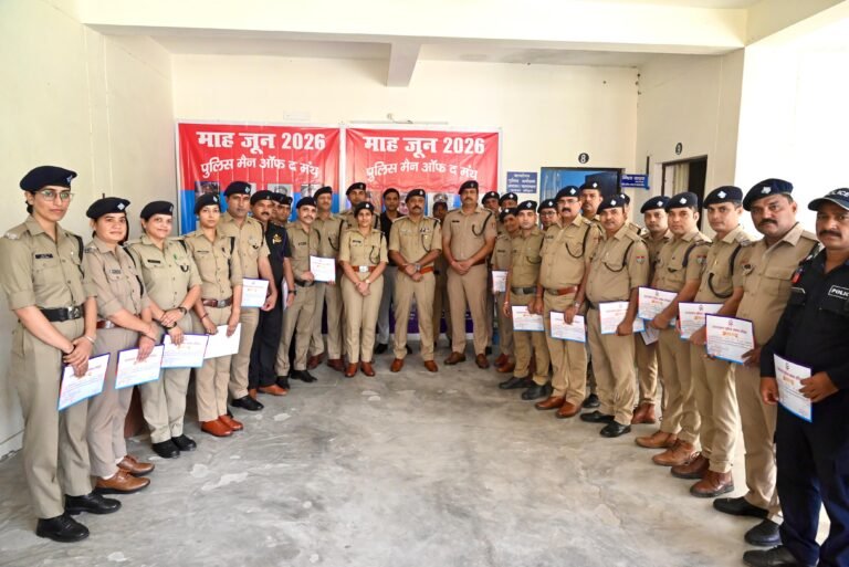 Haridwar:कप्तान नवनीत सिंह ने सुनी जवानों की फरियाद, 33 पुलिसकर्मी बने ‘मैन/वूमेन ऑफ द मंथ’, दोहरे हत्याकांड समेत बड़े अपराधों के खुलासे पर मिला सम्मान”