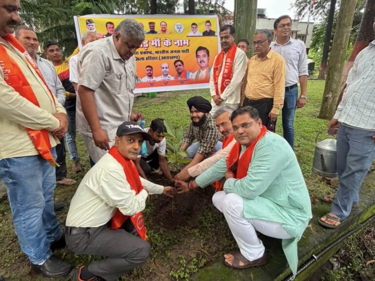 “विधायक आदेश चौहान के नेतृत्व में गूंजा हरियाली का संदेश, ‘एक पेड़ माँ के नाम’ अभियान में पौधारोपण कर स्वस्थ भविष्य का लिया संकल्प”