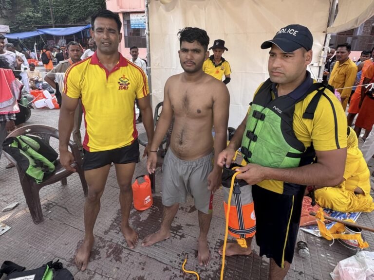 “गंगा में डूब रहे 19 वर्षीय कांवड़िये की SDRF ने बचाई जान, कांगड़ा घाट पर मचा हड़कंप—टली बड़ी अनहोनी!”
