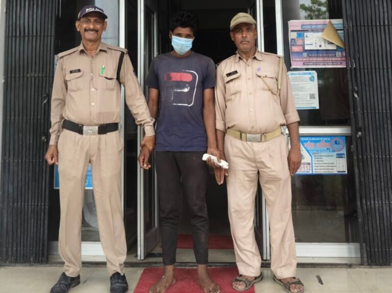 “ऑपरेशन प्रहार: बहादराबाद पुलिस ने अवैध चाकू के साथ युवक को किया गिरफ्तार”