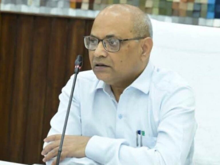 “गढ़वाल में हाई अलर्ट! आयुक्त आनंद स्वरूप का बड़ा एक्शन—बंद सड़कें तुरंत खोलो, राहत कार्यों में जरा भी लापरवाही बर्दाश्त नहीं, चारधाम यात्रियों की सुरक्षा सबसे पहले!”