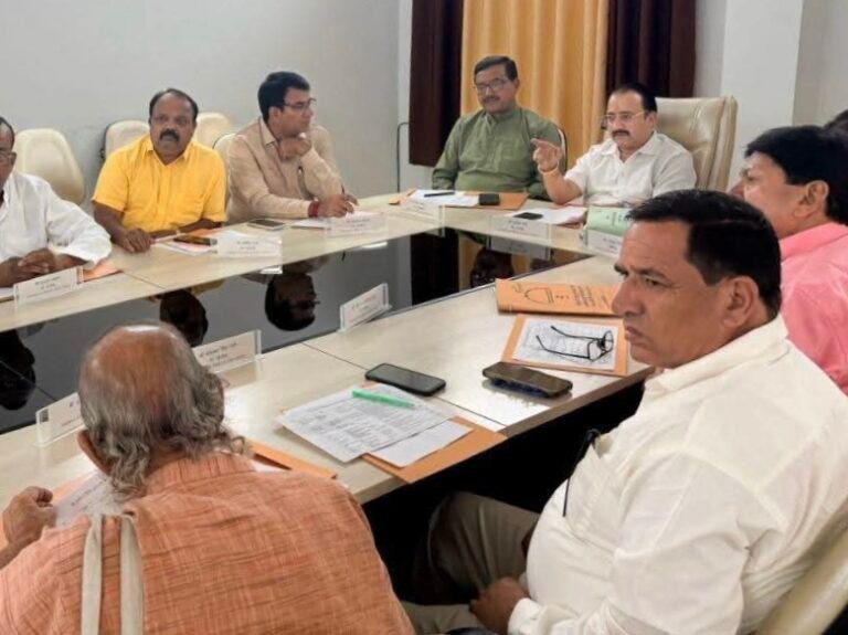 “शिकायतों पर आयोग की सख्ती! संजय नेगी ने 11 मामलों की सुनवाई कर अधिकारियों को लगाई फटकार, जल्द कार्रवाई के आदेश”