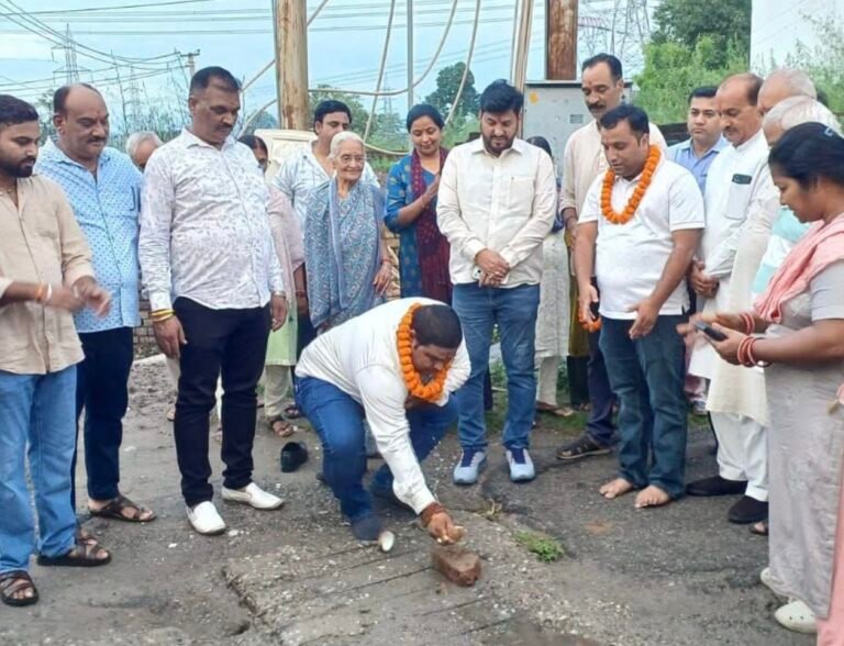 “शिवालिक नगर में विकास को मिली नई रफ्तार: अध्यक्ष राजीव शर्मा ने वार्ड-2 में 10 पुलियाओं और नाली निर्माण कार्य का किया शुभारंभ, जलभराव से मिलेगी बड़ी राहत”