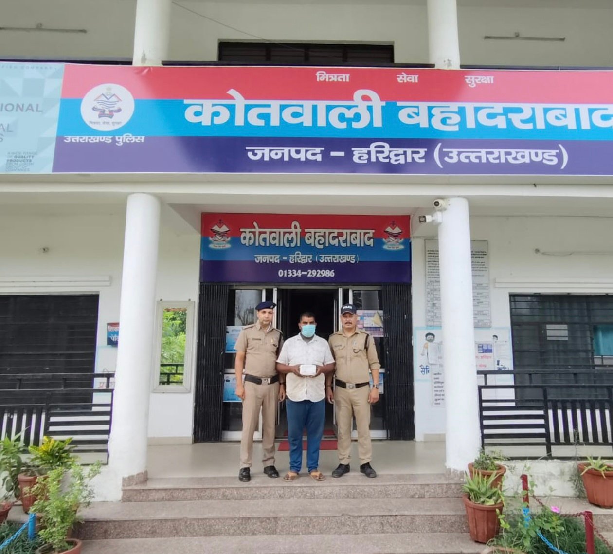 “ऑपरेशन प्रहार: बहादराबाद पुलिस ने नशीले इंजेक्शनों के साथ तस्कर को दबोचा, 8 इंजेक्शन बरामद”